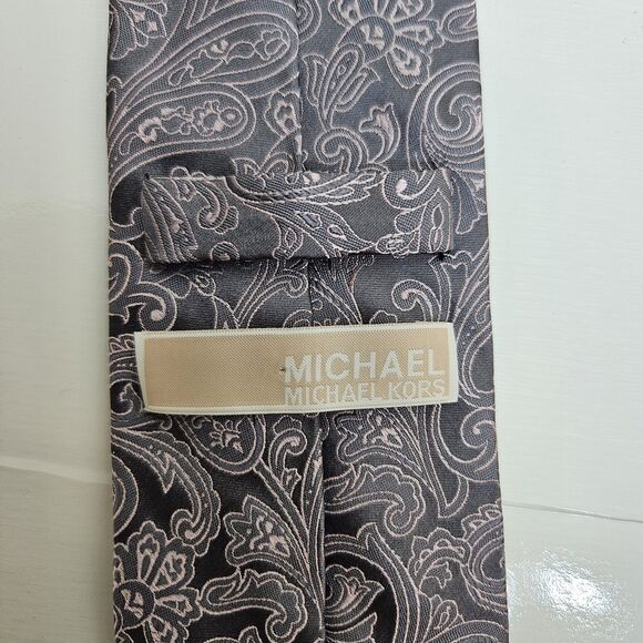 MICHAEL KORS Men's Tie Necktie Paisley Pattern 100% Silk Tie Purple Geometric 3" - Picture 4 of 7